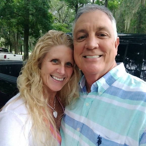 Meet your Posher, Nicole - Picture 2 of 2